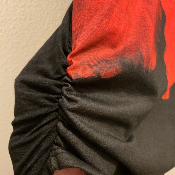 Red hibiscus flower top.Petite medium. - Picture 5 of 6